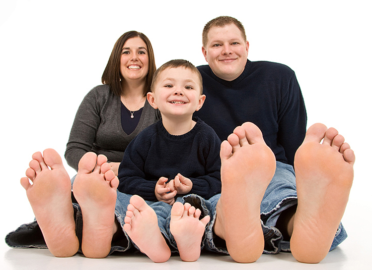 Family feet. Стопы семьи. Семья ноги. Пятки семьи. Босые ноги семьи.