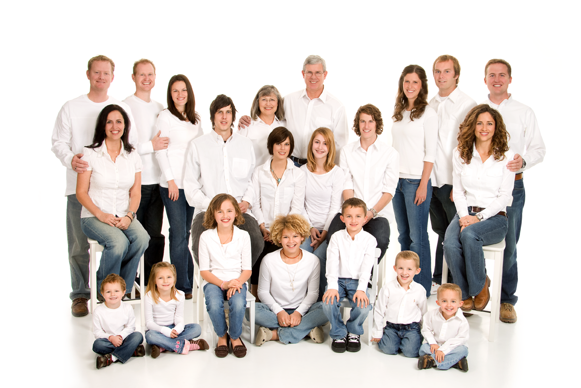 Достижения большой семьи. Портрет большой семьи. Фотосессия большой семьи. Позирование большой семьи. Большая семья фотосессия.